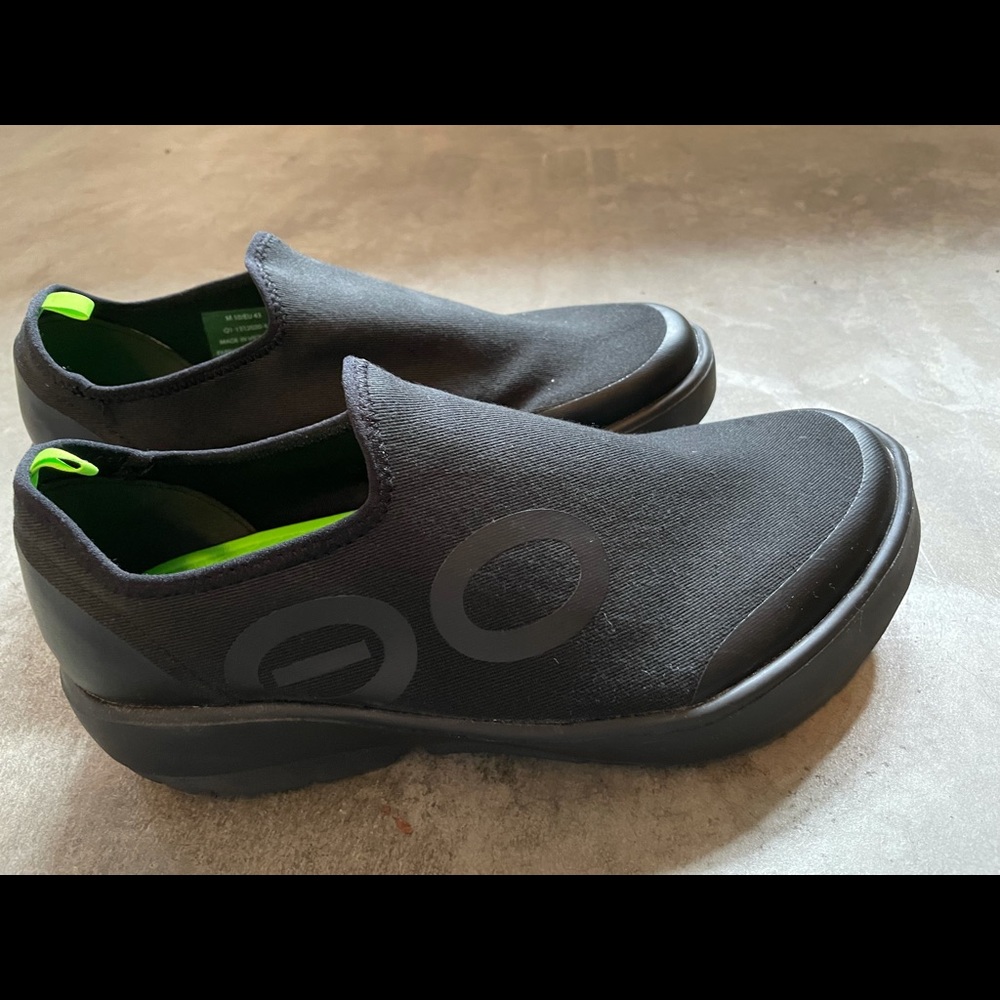 Oofos OOMG eezee low slip-on
